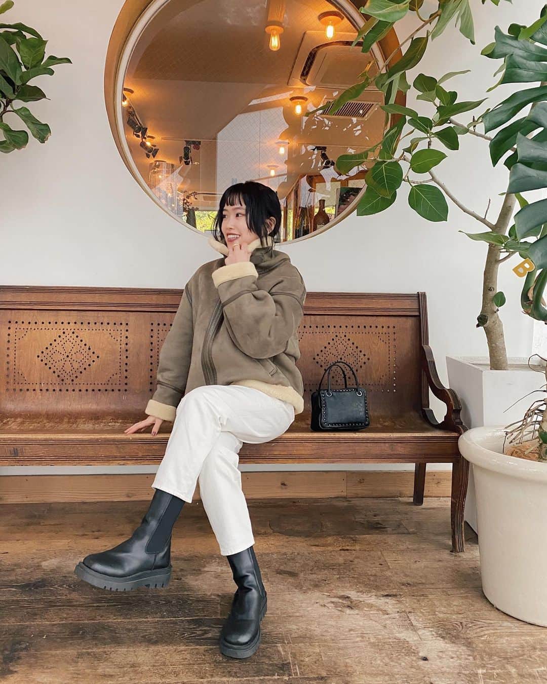 井村亜里香のインスタグラム：「ちょっと時間経っちゃったけど 11月20日で31歳になりました🎂🎈 メッセージくれた皆様 ありがとうございます☺️♡ ・ 今、お仕事で長期で東京にいるのですが @u_by_spickandspan のアウターを 持ってきて大正解◎ デザインもかわいいし暖かいし どんなコーデにも合わせやすい！ 感染予防を徹底しながら東京生活 過ごしたいと思います🦠 ・ #birthday#mybirthday  #addicted_to_u#baycrews #ubyspickandspan#outer#code #ユーバイスピックアンドスパン #ベイクルーズ#誕生日#アウター #コーデ#私服#アウターコーデ」