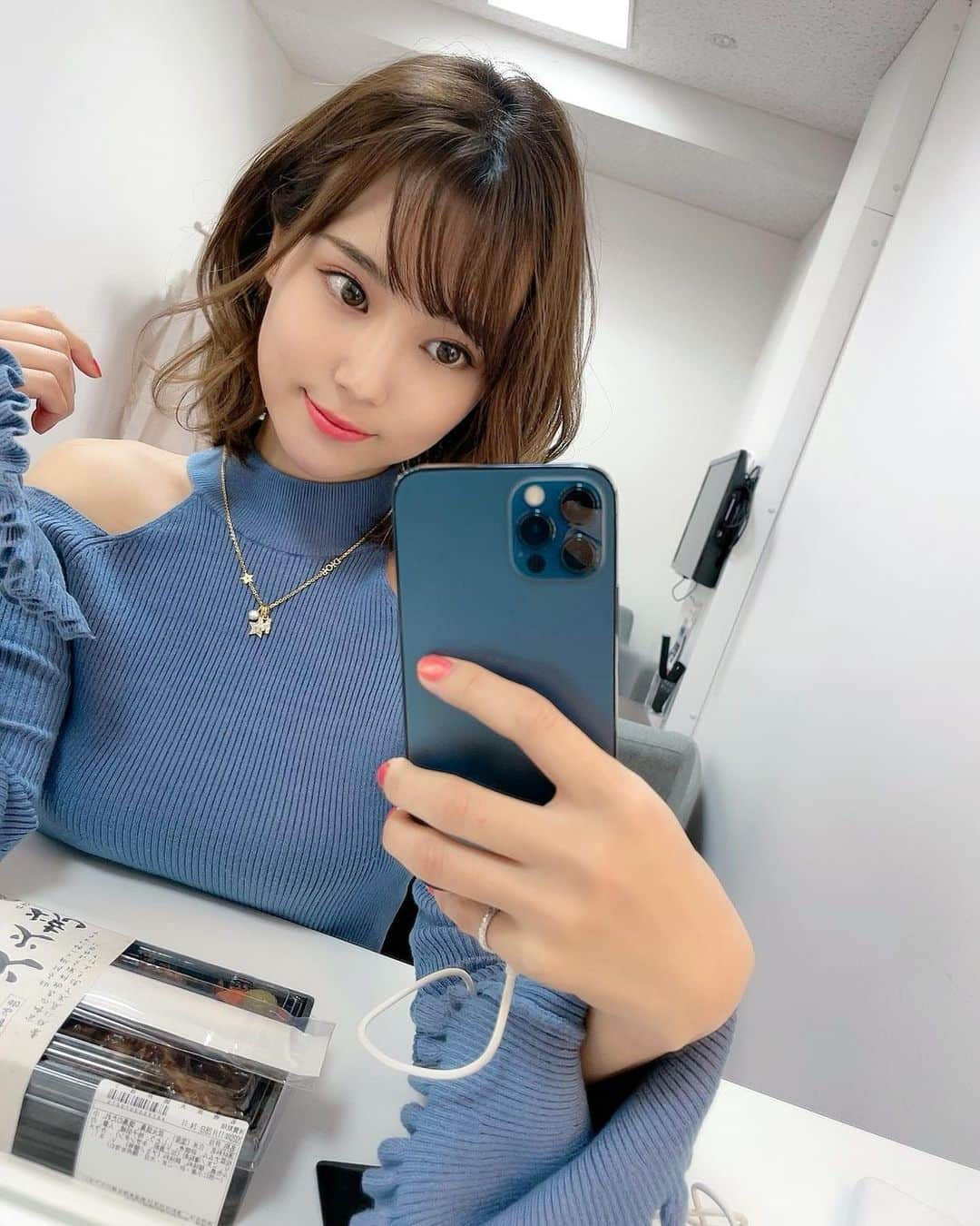 西原愛夏さんのインスタグラム写真 - (西原愛夏Instagram)「携帯変えてきてぴかぴか！✨ ケースどうしようかなぁ☺️  初めてお世話になった @duo_style_official さんで♥︎  今の携帯を二年間使っていなくても大丈夫😸 毎月の携帯代が高いなと感じる人や新機種がどこよりも早く欲しい人にオススメ😸❤️  URL貼っておきますね🙋🏼‍♀️ こちらはストーリーズから飛べます https://docs.google.com/forms/d/1ZQoZgMFwCSSffRqsqSM_QR_x4v17uRcQQeoCEAfe1jc/edit  #iPhone12　#iPhone12Pro　#SoftBank　#ソフトバンク　#docomo 　#ドコモ　#au　#iPhone　#iPad　#Mac　#pr　#5G　#ファッション #トレンド #iPhoneケース #Android #携帯 #パソコン」11月29日 12時13分 - manakanishihara