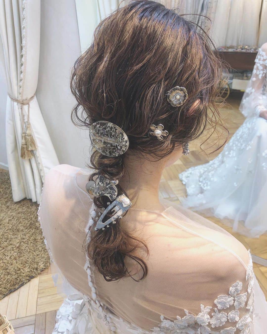 河野麻里さんのインスタグラム写真 - (河野麻里Instagram)「・ wedding hair  クセをいかして まとめる♡  wedding dressに @nood.aoi ♡ ・ ・ #マリhair #浜松市」11月29日 12時05分 - brillantmari