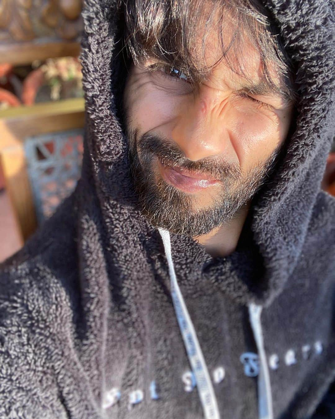 シャーヒド・カプールさんのインスタグラム写真 - (シャーヒド・カプールInstagram)「Soaking the sun. 🌞👻」11月29日 12時07分 - shahidkapoor