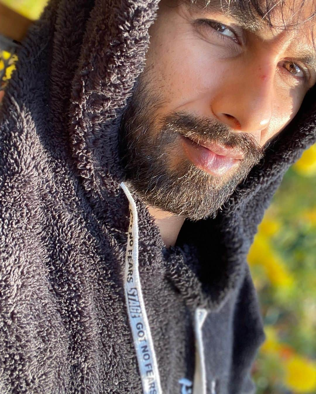 シャーヒド・カプールさんのインスタグラム写真 - (シャーヒド・カプールInstagram)「Soaking the sun. 🌞👻」11月29日 12時07分 - shahidkapoor