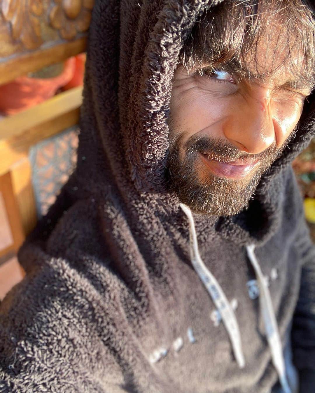 シャーヒド・カプールのインスタグラム：「Soaking the sun. 🌞👻」
