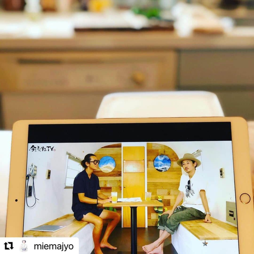 ヒデトレのインスタグラム：「みてみてみてみて見て観て💓😊🙏🏻  📺  仲間にシェア願いします😊  #Repost @miemajyo with @make_repost ・・・ ✨  飛び出てくる言葉に そうそう。 うんうん。  って頷けるTVに 久しぶりに出会えたよ。  #今をよくするTV  問題を提議して 悪を叩くのではなく  今、自分が何を選択したら いいのかを 考える時間を感じれる。  地球の事 腸の事 食べる事  ご縁を繋いで みんなで考えて 選択をする幅を 広げていく。  大切なのは 愛なんだよね。  って同感する。  @yosuke_kubozuka さんが ナビゲーターとして 色んな人を取材していく。  時代はいい方向に向かってるね。  男子が それも、素敵な男子達の チームが作っていく このTV。  私にご縁のある人は きっとファンになるはず。  時間を作って、、 観て欲しい。  #mIe #お料理びと #foodremady #今をよくするtv  #正義から愛へ #人生をクリエイトする #イケメン男子達 #時代はいい方向に向かってる」