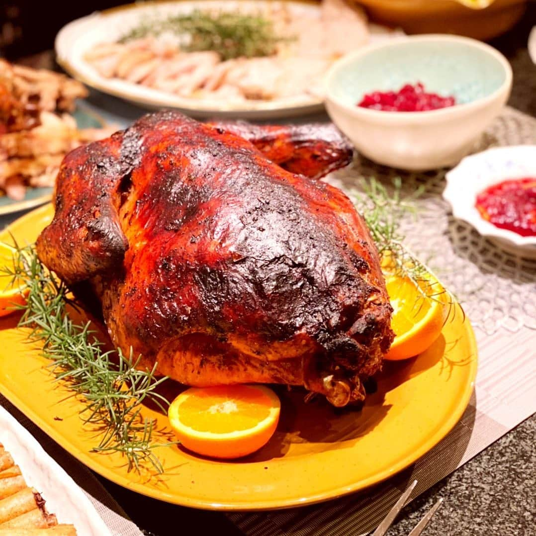 早見優さんのインスタグラム写真 - (早見優Instagram)「A little burnt but extra crispy skin. #turkey #thanksgiving #whyisitupsidedown #ターキー #七面鳥 #feast #mustzumba」11月29日 12時07分 - yuyuhayami