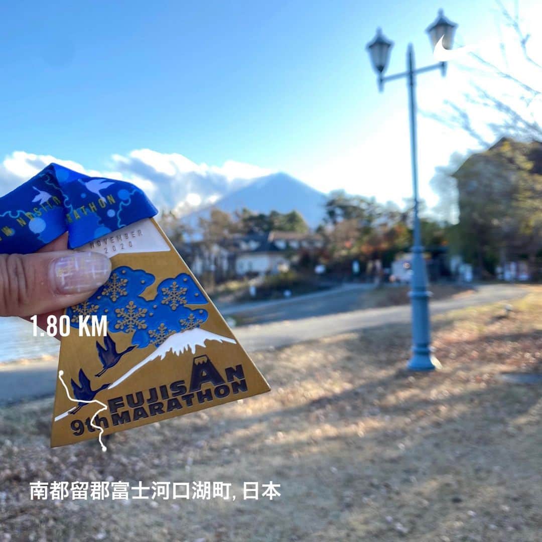 run+さんのインスタグラム写真 - (run+Instagram)「#富士山マラソン2020 #オンラインマラソン  コロナで大きな打撃を受けた富士河口湖町の観光振興支援のために2日間限定で設置されたフィニッシュゲート ▛▜   累計距離のためこの日までにゴール済み 駅からフィニッシュゲートに 以前富士山マラソンに出た時は安定の曇天で全く見れなかったからゴールゲート越しの富士山嬉しかった😍  何度もフィニッシュしてなかなかない経験😆  寒い中、ゴールで出迎えて頂き、沢山のお土産まで！ スタッフの皆様には感謝でいっぱいです✨  来年はこの景色がランナーで埋め尽くされますように！！！  #走れるって幸せ #走れるって当たり前じゃない #ゆるラン #街ラン #街RUN  #ラン #ランニング #RUN #RUNNING  #ハシリマシタグラム #ハシリマスタグラム #igランナーズ #IGランナー #走るを楽しむ #写ラン  #ランニング好きな人と繋がりたい #ランナーさんと繋がりたい #igランナーズと繋がりたい  #RunForSmile #Runday #RunLovesLife #runstagram #走る楽しさ広げ隊 @runplus #aday」11月29日 12時08分 - runplus