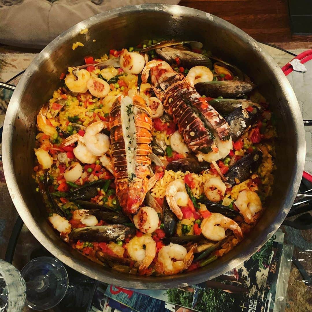 レスリー・フェラさんのインスタグラム写真 - (レスリー・フェラInstagram)「It was a paella 🥘 Thanksgiving for Ned and I this year. This was Ned’s first TG as a pescatarian - so I went big with seafood 🦞 paella and we stayed home. Yes, it was as delicious as it looks. #joyofcooking #joyofeating #stayhome #staysafe」11月29日 12時13分 - mslesleyfera