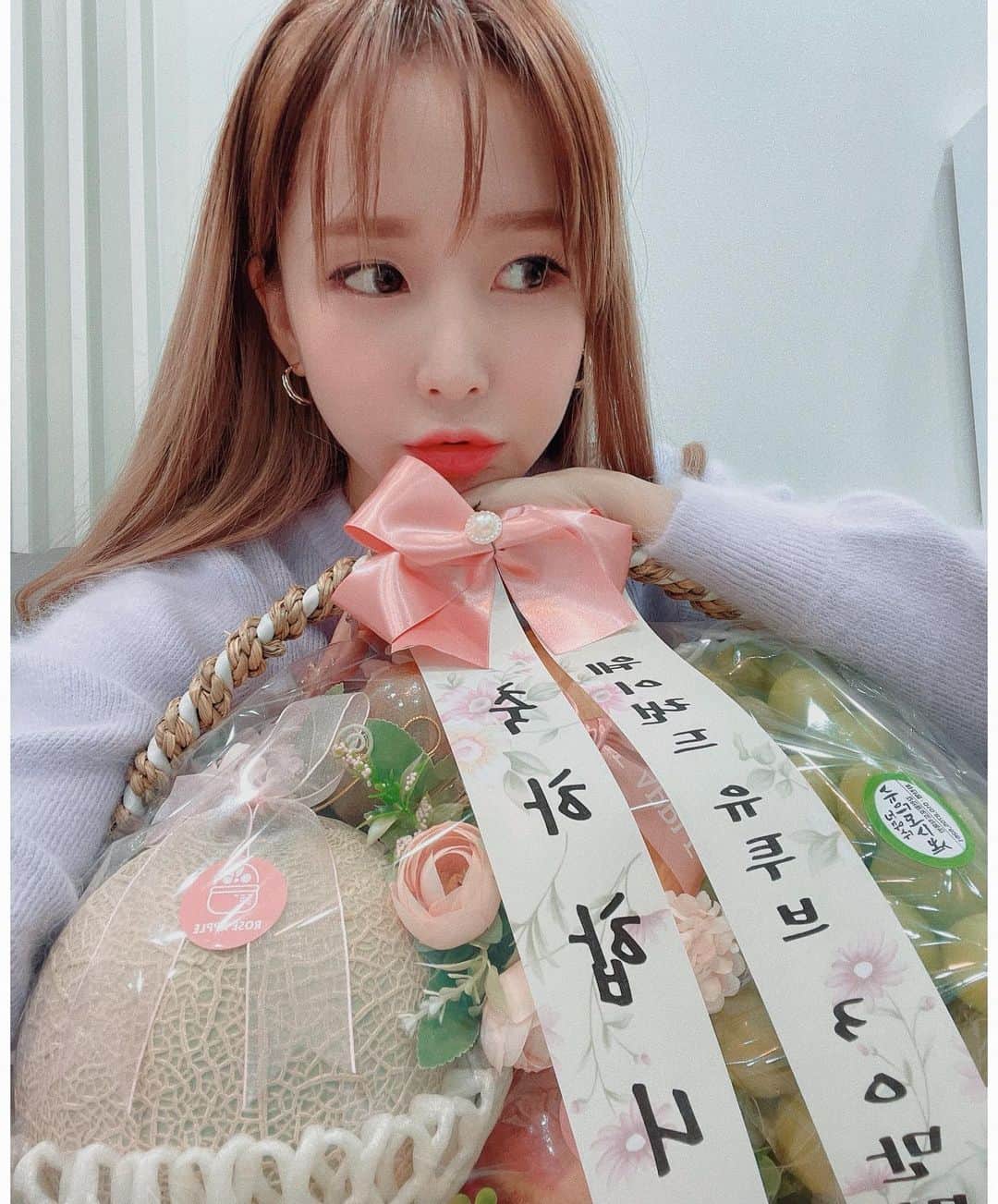 のインスタグラム：「#웨이랜드 유튜브 30만 축하해주셔서 감사합니다 함께해주시는 모든 직원분들도 너무 감사드리고 웨하스 들께 제일 감사해요🥺🤍 깜짝 축하선물 보내주신 구독자 소미님 최고✨ Finally here! 300K #WayLand YouTube subs ! Thank you so much Waylanders! You guys are awesome✨」
