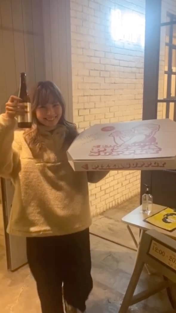 松田 美奈子のインスタグラム：「MERCIの目の前にあるおしゃれカフェのリフトコーヒーさんのピザのホールテイクアウト始まったから、先日早速オフィスでピザパーティー🍕🎉  顔より大きい大迫力ピザで、おうちパーティーでも盛り上がること間違いなしよ🎅  こんな大きくて食べきれないと思いきや、ペロリと2切れは食べれてしまう美味しさ🍕 ほんまめっちゃ美味しい！！ Xmasパーティー用にまた予約しよ〜  パッケージも可愛い😍  ホールピザ予約は前日までに♡🍕 詳しくは @liftcoffee_  さんに載ってるよ🧚🏻  @yoshi.tana  @mmyooooo  いつもありがとうございますー🥰🍕  一緒にはしゃいでくれたのは可愛いななこ🧚🏻💕@n.a.c.o」