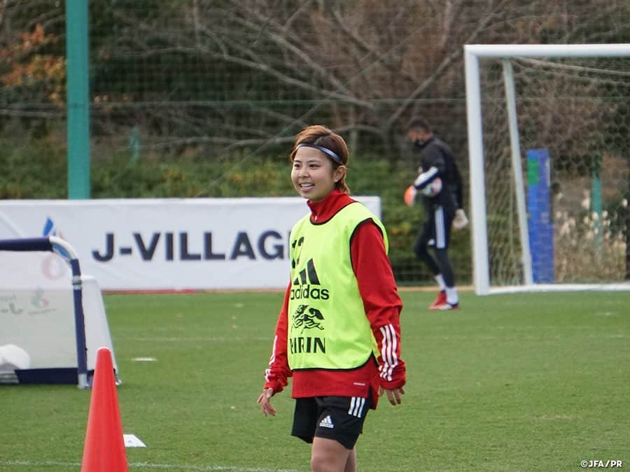 日本サッカー協会さんのインスタグラム写真 - (日本サッカー協会Instagram)「【2020.11.28 Training Photo①📸】#なでしこジャパン　最高の一体感を見せてトレーニングキャンプ最終日を迎える  なでしこジャパンのトレーニングキャンプは残すところあと1日となりました。この日は午前中に1回トレーニングを行い、午後は各々がコンディションを調整する一日となりました。  トレーニングでは引き続き攻撃に重点を置いたメニューに取り組みます。#高倉麻子 監督がミーティングで「パスサッカーの安定が最大の防御」と話したように、これまでも自分たちのボールを失わずにチャンスを伺いながら攻撃することを目指して取り組んできましたが、ゴールを目指すという最優先すべき目標を見失わないように、チャンスを作ったらそこを積極的に使うことを繰り返しインプットします。ゴール前は相手も懸命にゴールを守る状況でボールを失うことも想定し、直後の守備まで考えた攻守が表裏一体となったサッカーの全体像を、トレーニングを通じて全員で突き詰める作業が続きます。  ✅チームに密着した映像 #TeamCam は公式YouTubeチャンネル #JFATV で配信中📹  #jfa #daihyo #nadeshiko #Jヴィレッジ」11月29日 12時16分 - japanfootballassociation