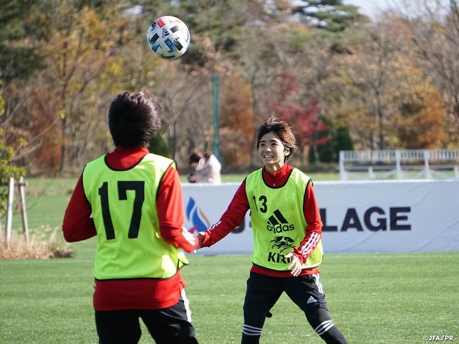 日本サッカー協会さんのインスタグラム写真 - (日本サッカー協会Instagram)「【2020.11.28 Training Photo①📸】#なでしこジャパン　最高の一体感を見せてトレーニングキャンプ最終日を迎える  なでしこジャパンのトレーニングキャンプは残すところあと1日となりました。この日は午前中に1回トレーニングを行い、午後は各々がコンディションを調整する一日となりました。  トレーニングでは引き続き攻撃に重点を置いたメニューに取り組みます。#高倉麻子 監督がミーティングで「パスサッカーの安定が最大の防御」と話したように、これまでも自分たちのボールを失わずにチャンスを伺いながら攻撃することを目指して取り組んできましたが、ゴールを目指すという最優先すべき目標を見失わないように、チャンスを作ったらそこを積極的に使うことを繰り返しインプットします。ゴール前は相手も懸命にゴールを守る状況でボールを失うことも想定し、直後の守備まで考えた攻守が表裏一体となったサッカーの全体像を、トレーニングを通じて全員で突き詰める作業が続きます。  ✅チームに密着した映像 #TeamCam は公式YouTubeチャンネル #JFATV で配信中📹  #jfa #daihyo #nadeshiko #Jヴィレッジ」11月29日 12時16分 - japanfootballassociation