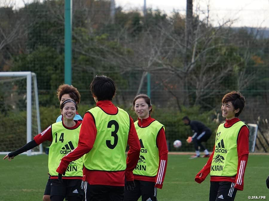 日本サッカー協会さんのインスタグラム写真 - (日本サッカー協会Instagram)「【2020.11.28 Training Photo①📸】#なでしこジャパン　最高の一体感を見せてトレーニングキャンプ最終日を迎える  なでしこジャパンのトレーニングキャンプは残すところあと1日となりました。この日は午前中に1回トレーニングを行い、午後は各々がコンディションを調整する一日となりました。  トレーニングでは引き続き攻撃に重点を置いたメニューに取り組みます。#高倉麻子 監督がミーティングで「パスサッカーの安定が最大の防御」と話したように、これまでも自分たちのボールを失わずにチャンスを伺いながら攻撃することを目指して取り組んできましたが、ゴールを目指すという最優先すべき目標を見失わないように、チャンスを作ったらそこを積極的に使うことを繰り返しインプットします。ゴール前は相手も懸命にゴールを守る状況でボールを失うことも想定し、直後の守備まで考えた攻守が表裏一体となったサッカーの全体像を、トレーニングを通じて全員で突き詰める作業が続きます。  ✅チームに密着した映像 #TeamCam は公式YouTubeチャンネル #JFATV で配信中📹  #jfa #daihyo #nadeshiko #Jヴィレッジ」11月29日 12時16分 - japanfootballassociation