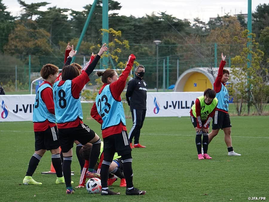 日本サッカー協会さんのインスタグラム写真 - (日本サッカー協会Instagram)「【2020.11.28 Training Photo①📸】#なでしこジャパン　最高の一体感を見せてトレーニングキャンプ最終日を迎える  なでしこジャパンのトレーニングキャンプは残すところあと1日となりました。この日は午前中に1回トレーニングを行い、午後は各々がコンディションを調整する一日となりました。  トレーニングでは引き続き攻撃に重点を置いたメニューに取り組みます。#高倉麻子 監督がミーティングで「パスサッカーの安定が最大の防御」と話したように、これまでも自分たちのボールを失わずにチャンスを伺いながら攻撃することを目指して取り組んできましたが、ゴールを目指すという最優先すべき目標を見失わないように、チャンスを作ったらそこを積極的に使うことを繰り返しインプットします。ゴール前は相手も懸命にゴールを守る状況でボールを失うことも想定し、直後の守備まで考えた攻守が表裏一体となったサッカーの全体像を、トレーニングを通じて全員で突き詰める作業が続きます。  ✅チームに密着した映像 #TeamCam は公式YouTubeチャンネル #JFATV で配信中📹  #jfa #daihyo #nadeshiko #Jヴィレッジ」11月29日 12時16分 - japanfootballassociation