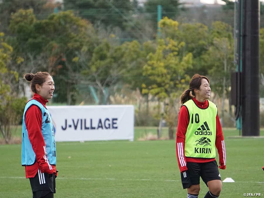 日本サッカー協会さんのインスタグラム写真 - (日本サッカー協会Instagram)「【2020.11.28 Training Photo①📸】#なでしこジャパン　最高の一体感を見せてトレーニングキャンプ最終日を迎える  なでしこジャパンのトレーニングキャンプは残すところあと1日となりました。この日は午前中に1回トレーニングを行い、午後は各々がコンディションを調整する一日となりました。  トレーニングでは引き続き攻撃に重点を置いたメニューに取り組みます。#高倉麻子 監督がミーティングで「パスサッカーの安定が最大の防御」と話したように、これまでも自分たちのボールを失わずにチャンスを伺いながら攻撃することを目指して取り組んできましたが、ゴールを目指すという最優先すべき目標を見失わないように、チャンスを作ったらそこを積極的に使うことを繰り返しインプットします。ゴール前は相手も懸命にゴールを守る状況でボールを失うことも想定し、直後の守備まで考えた攻守が表裏一体となったサッカーの全体像を、トレーニングを通じて全員で突き詰める作業が続きます。  ✅チームに密着した映像 #TeamCam は公式YouTubeチャンネル #JFATV で配信中📹  #jfa #daihyo #nadeshiko #Jヴィレッジ」11月29日 12時16分 - japanfootballassociation