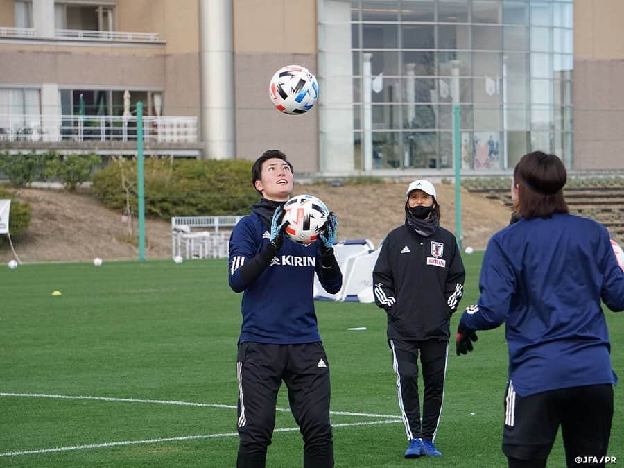 日本サッカー協会さんのインスタグラム写真 - (日本サッカー協会Instagram)「【2020.11.28 Training Photo①📸】#なでしこジャパン　最高の一体感を見せてトレーニングキャンプ最終日を迎える  なでしこジャパンのトレーニングキャンプは残すところあと1日となりました。この日は午前中に1回トレーニングを行い、午後は各々がコンディションを調整する一日となりました。  トレーニングでは引き続き攻撃に重点を置いたメニューに取り組みます。#高倉麻子 監督がミーティングで「パスサッカーの安定が最大の防御」と話したように、これまでも自分たちのボールを失わずにチャンスを伺いながら攻撃することを目指して取り組んできましたが、ゴールを目指すという最優先すべき目標を見失わないように、チャンスを作ったらそこを積極的に使うことを繰り返しインプットします。ゴール前は相手も懸命にゴールを守る状況でボールを失うことも想定し、直後の守備まで考えた攻守が表裏一体となったサッカーの全体像を、トレーニングを通じて全員で突き詰める作業が続きます。  ✅チームに密着した映像 #TeamCam は公式YouTubeチャンネル #JFATV で配信中📹  #jfa #daihyo #nadeshiko #Jヴィレッジ」11月29日 12時16分 - japanfootballassociation