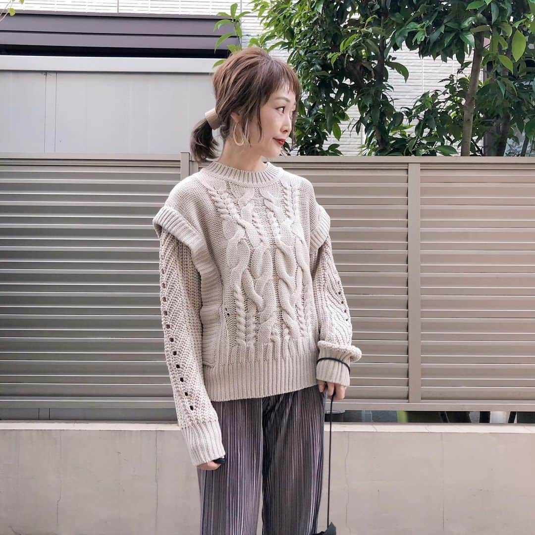 Kikuno Sayumiさんのインスタグラム写真 - (Kikuno SayumiInstagram)「〻beige coat〻 ・ ・ ・ @_vacancy_official のパイピングコート パイピングがモカっぽい色なのが珍しくて可愛い😍 ZOZOTOWNで新作商品が続々入荷してたよ✨ ・ ニットとプリーツパンツは @grl_official ニットはベストと重ね着風になってるのが好き💘 ・ 靴は @rondy.selectshop このクロスになってるストラップがポイントになって可愛すぎてお気に入り✨めっちゃ履きやすいし合わせやすい。 ・ ・ #ファッション#コーデ#fashion#ママ#ママコーデ#プチプラコーデ#大人カジュアル#ヘアアレンジ#大人可愛い#シンプルコーデ#158cmコーデ #mamagirl#ママリ#ママリファッション#locari#lucrajp#秋コーデ#オン眉#ユニジョ#ヘアスタイル#ヘアカラー#ブラウンコーデ#GRL#グレイル#rondy #vacancy#ヴァカンシー」11月29日 12時20分 - sayumikikuno