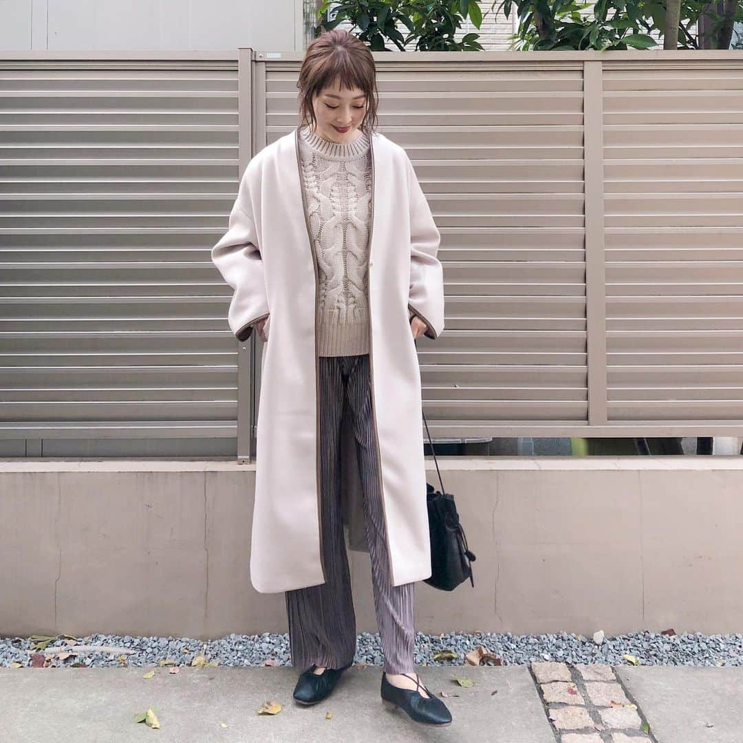 Kikuno Sayumiさんのインスタグラム写真 - (Kikuno SayumiInstagram)「〻beige coat〻 ・ ・ ・ @_vacancy_official のパイピングコート パイピングがモカっぽい色なのが珍しくて可愛い😍 ZOZOTOWNで新作商品が続々入荷してたよ✨ ・ ニットとプリーツパンツは @grl_official ニットはベストと重ね着風になってるのが好き💘 ・ 靴は @rondy.selectshop このクロスになってるストラップがポイントになって可愛すぎてお気に入り✨めっちゃ履きやすいし合わせやすい。 ・ ・ #ファッション#コーデ#fashion#ママ#ママコーデ#プチプラコーデ#大人カジュアル#ヘアアレンジ#大人可愛い#シンプルコーデ#158cmコーデ #mamagirl#ママリ#ママリファッション#locari#lucrajp#秋コーデ#オン眉#ユニジョ#ヘアスタイル#ヘアカラー#ブラウンコーデ#GRL#グレイル#rondy #vacancy#ヴァカンシー」11月29日 12時20分 - sayumikikuno