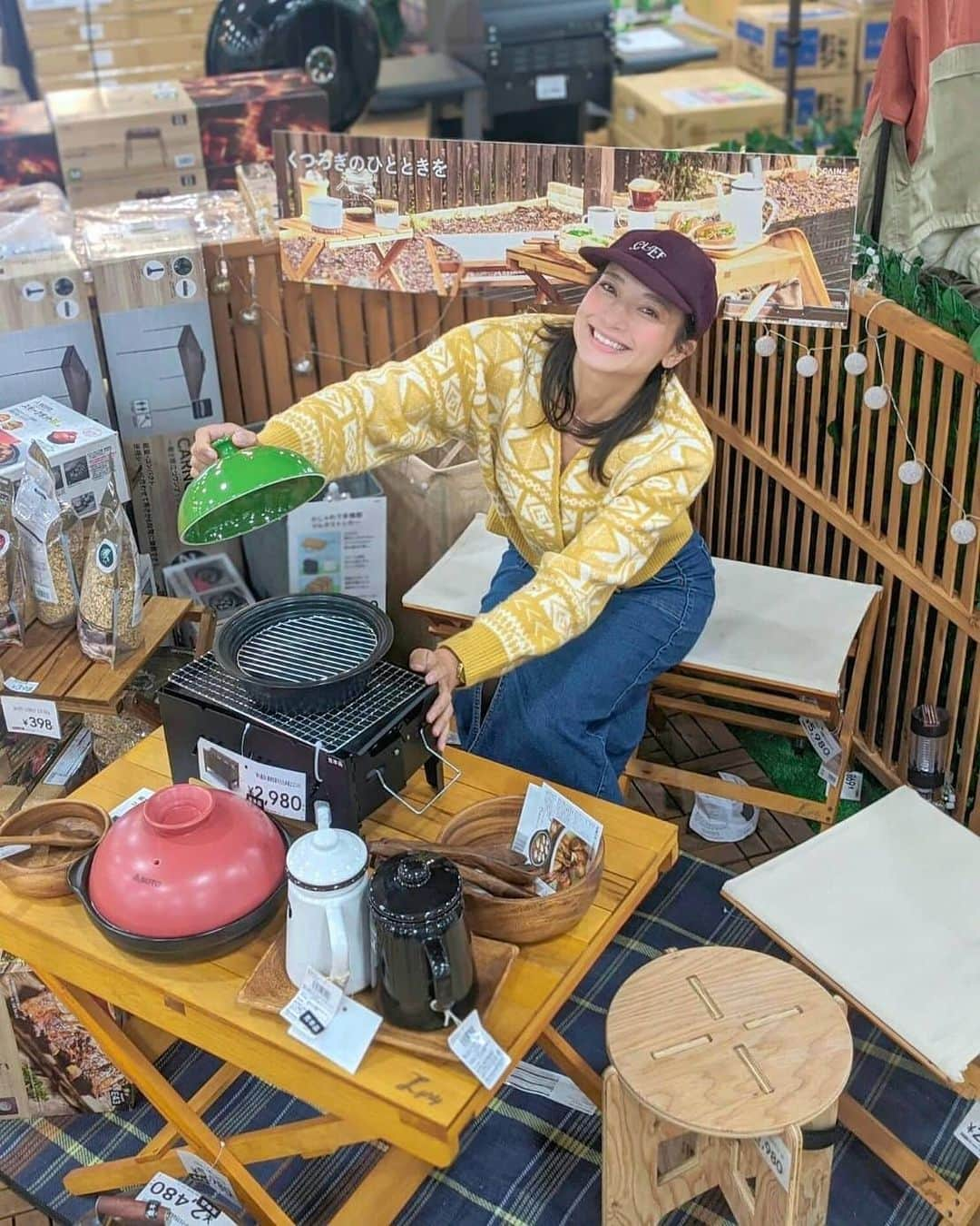 芳美リンさんのインスタグラム写真 - (芳美リンInstagram)「新しくできた、【くみまちモールあさか】のWEBページに、体験レポートが記載されました♫﻿ ﻿ ストーリーにリンク貼りましたので、﻿ ぜひご覧下さい★﻿ ﻿ ﻿ ﻿ ﻿ ﻿ アウトドアコーナーと、ペットコーナーをレポートさせていただきました♫﻿ ﻿ ﻿ ﻿ 気になるアイテムがたくさんー❤️﻿ オリジナルアイテムなどオシャレでお安くてびっくりしました。﻿ ﻿ ﻿ このスウェーデントーチは、キャンプ前の買い出しで見かけたら買っちゃうよね。﻿ ﻿ ﻿ トイが喜びそうなご飯もたくさん売っていました。﻿ わんこ用、にゃんこ用、色々ありますよ🐶😻﻿ ﻿ ﻿ ﻿ ﻿ 詳しくは、「くまみちモールあさか」で、検索して下さい♫﻿ ﻿ ﻿ #くみまちモールあさか﻿ #カインズ朝霞店﻿ #PR﻿ #アウトドア女子#アウトドアショッピング#キャンプギア#ホームセンター#スウェーデントーチ﻿ #キャンプグッズ﻿ ﻿」11月29日 12時23分 - lynn.lynn5