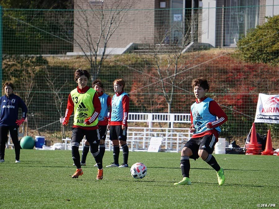 日本サッカー協会さんのインスタグラム写真 - (日本サッカー協会Instagram)「【2020.11.28 Training Photo②📸】#なでしこジャパン　最高の一体感を見せてトレーニングキャンプ最終日を迎える  なでしこジャパンのトレーニングキャンプは残すところあと1日となりました。この日は午前中に1回トレーニングを行い、午後は各々がコンディションを調整する一日となりました。  ウォーミングアップを兼ねたトレーニングや、その後の攻守が目まぐるしく入れ替わる4対4の攻防などのトレーニングでは、充実している様子を反映するようにピッチ内外からたくさんの声が聞こえ、最高の盛り上がりと一体感を見せていました。最後は翌日のトレーニングマッチに向けてフリーキックの守備を入念にチェックして終了となりました。  夕食後のミーティングでは、トレーニングマッチとこの活動の解散を翌日に控え、あらためてチームのコンセプトを振り返るミーティングが行われました。先日の男子高校生とのトレーニングマッチを映像で振り返り、チームの狙いに対して実践できた部分と、引き続き取り組まなければいけない部分を確認して最終日のトレーニングマッチに臨みます。  ✅チームに密着した映像 #TeamCam は公式YouTubeチャンネル #JFATV で配信中📹  #jfa #daihyo #nadeshiko #Jヴィレッジ」11月29日 12時26分 - japanfootballassociation