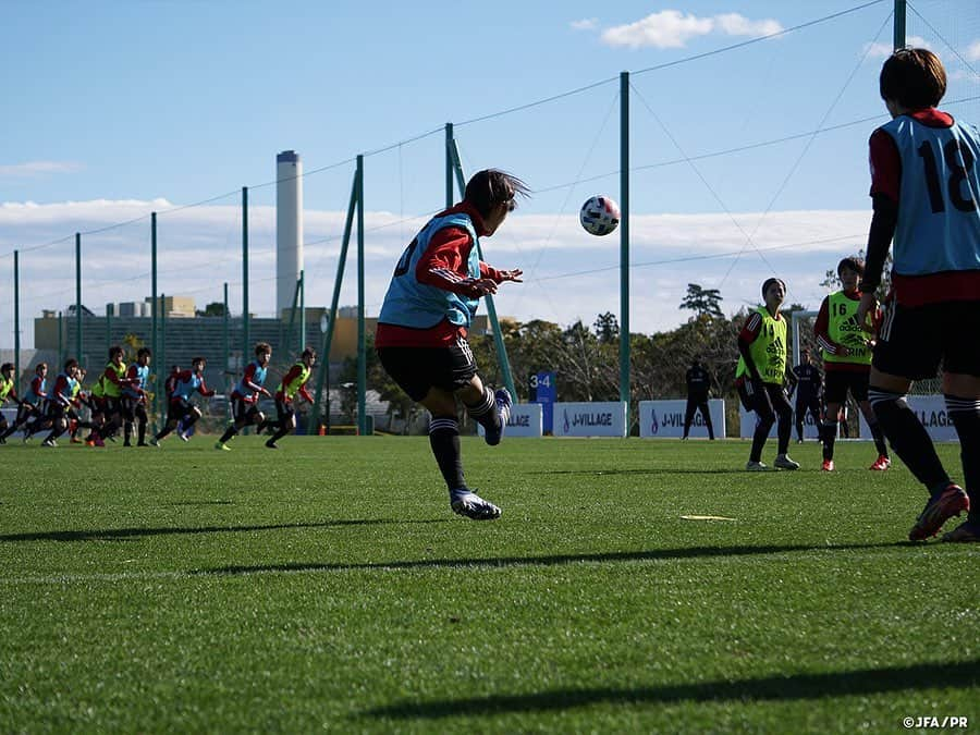 日本サッカー協会さんのインスタグラム写真 - (日本サッカー協会Instagram)「【2020.11.28 Training Photo②📸】#なでしこジャパン　最高の一体感を見せてトレーニングキャンプ最終日を迎える  なでしこジャパンのトレーニングキャンプは残すところあと1日となりました。この日は午前中に1回トレーニングを行い、午後は各々がコンディションを調整する一日となりました。  ウォーミングアップを兼ねたトレーニングや、その後の攻守が目まぐるしく入れ替わる4対4の攻防などのトレーニングでは、充実している様子を反映するようにピッチ内外からたくさんの声が聞こえ、最高の盛り上がりと一体感を見せていました。最後は翌日のトレーニングマッチに向けてフリーキックの守備を入念にチェックして終了となりました。  夕食後のミーティングでは、トレーニングマッチとこの活動の解散を翌日に控え、あらためてチームのコンセプトを振り返るミーティングが行われました。先日の男子高校生とのトレーニングマッチを映像で振り返り、チームの狙いに対して実践できた部分と、引き続き取り組まなければいけない部分を確認して最終日のトレーニングマッチに臨みます。  ✅チームに密着した映像 #TeamCam は公式YouTubeチャンネル #JFATV で配信中📹  #jfa #daihyo #nadeshiko #Jヴィレッジ」11月29日 12時26分 - japanfootballassociation