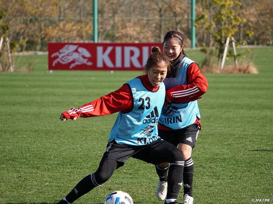 日本サッカー協会さんのインスタグラム写真 - (日本サッカー協会Instagram)「【2020.11.28 Training Photo②📸】#なでしこジャパン　最高の一体感を見せてトレーニングキャンプ最終日を迎える  なでしこジャパンのトレーニングキャンプは残すところあと1日となりました。この日は午前中に1回トレーニングを行い、午後は各々がコンディションを調整する一日となりました。  ウォーミングアップを兼ねたトレーニングや、その後の攻守が目まぐるしく入れ替わる4対4の攻防などのトレーニングでは、充実している様子を反映するようにピッチ内外からたくさんの声が聞こえ、最高の盛り上がりと一体感を見せていました。最後は翌日のトレーニングマッチに向けてフリーキックの守備を入念にチェックして終了となりました。  夕食後のミーティングでは、トレーニングマッチとこの活動の解散を翌日に控え、あらためてチームのコンセプトを振り返るミーティングが行われました。先日の男子高校生とのトレーニングマッチを映像で振り返り、チームの狙いに対して実践できた部分と、引き続き取り組まなければいけない部分を確認して最終日のトレーニングマッチに臨みます。  ✅チームに密着した映像 #TeamCam は公式YouTubeチャンネル #JFATV で配信中📹  #jfa #daihyo #nadeshiko #Jヴィレッジ」11月29日 12時26分 - japanfootballassociation