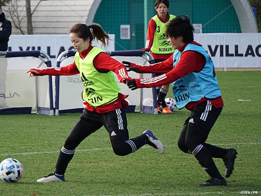 日本サッカー協会さんのインスタグラム写真 - (日本サッカー協会Instagram)「【2020.11.28 Training Photo②📸】#なでしこジャパン　最高の一体感を見せてトレーニングキャンプ最終日を迎える  なでしこジャパンのトレーニングキャンプは残すところあと1日となりました。この日は午前中に1回トレーニングを行い、午後は各々がコンディションを調整する一日となりました。  ウォーミングアップを兼ねたトレーニングや、その後の攻守が目まぐるしく入れ替わる4対4の攻防などのトレーニングでは、充実している様子を反映するようにピッチ内外からたくさんの声が聞こえ、最高の盛り上がりと一体感を見せていました。最後は翌日のトレーニングマッチに向けてフリーキックの守備を入念にチェックして終了となりました。  夕食後のミーティングでは、トレーニングマッチとこの活動の解散を翌日に控え、あらためてチームのコンセプトを振り返るミーティングが行われました。先日の男子高校生とのトレーニングマッチを映像で振り返り、チームの狙いに対して実践できた部分と、引き続き取り組まなければいけない部分を確認して最終日のトレーニングマッチに臨みます。  ✅チームに密着した映像 #TeamCam は公式YouTubeチャンネル #JFATV で配信中📹  #jfa #daihyo #nadeshiko #Jヴィレッジ」11月29日 12時26分 - japanfootballassociation