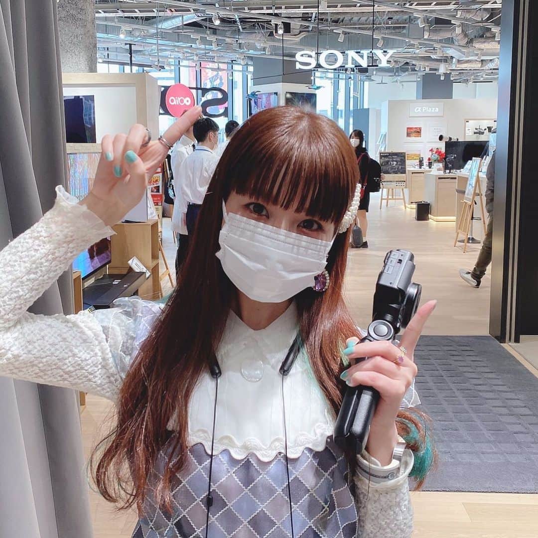 春奈るなのインスタグラム：「名古屋についたよー！ 本日13時からソニーストア名古屋さまにてJust earのトークショーが開催されます☺️💜💜💜 YouTubeからもご覧いただけるので是非見てねー！ コメントもお待ちしてます🥰  https://www.youtube.com/watch?v=9RZ00P0zSYE  #justear  #sony  #vlogcamzv1  #ソニーストア名古屋」