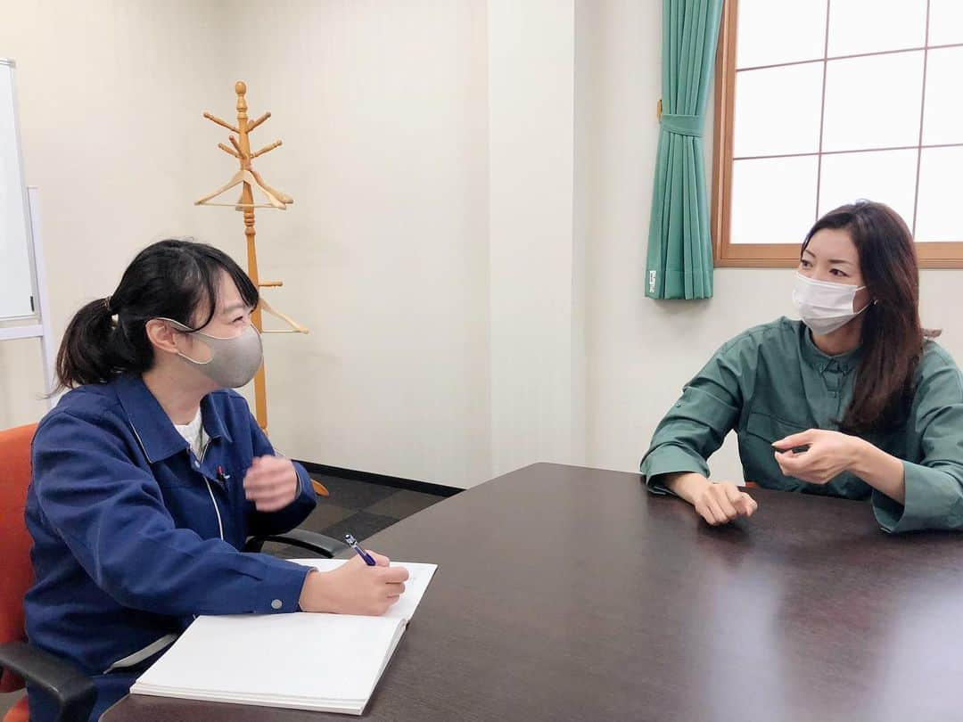 滝沢沙織さんのインスタグラム写真 - (滝沢沙織Instagram)「先日、いつも釣り🎣の時にお世話になっている、ヤマリアさんの工場へ、特別に見学をさせて頂ける事になり行ってきました🎣🏭 ルアーや仕掛けなど、機械での製造だと思っていましたが、、、 なんとっ‼️ まさかの手作業の数々💦もちろん、機会を使って作る工程もありますが、 ルアーの色付けや、お魚などに似せている目の部分、タコベイトなどのヒラヒラ部分なんかは、職人さんの手作業になっている物が多かったんです‼️ すーごーいーーー💦💦 そして、工場内で作業されている方々はほとんどが『女性』✨やはり繊細な作業は女性の方が向いているからなのでしょうか（笑） 真剣に作業されている方々が、とてもとてもカッコ良かったです💖 工場は、おもちゃ工場みたいでワクワク楽しくて、沢山のお話しを聞く事ができました✨😆 ルアーって、根がかりしたり、糸が切れちゃったりしてなくなっちゃうって、良くある事なんですが、このような現場を見ると、有り難く、大事に使わなくてはならないなぁと、改めて思いますっ‼️ 私が大好きなイカ釣りで使うエギも、一本が高い値段だなぁと思った事があります。でも、それだけ職人さんが手作業で、一つ一つ丁寧に作ってくださっているんですから、当然なのだなと❗️✨ 日頃、釣りはしていても、商品を買う事からのスタートしか考えた事がなかった私。 釣具を大事に研究し、作ってくださる方々に感謝致します❗️✨ 作業中に「沢山楽しんで釣りをしてくださいね」と言ってくださった女性からの言葉は、実際に作られている方々の、心からの想いだと感じました✨💓 ヤマリアの皆様。作業中にお邪魔して見せてくださり、本当にありがとうございました😆✨ これからも滝沢は、釣りを楽しみたいと思います‼️✨🎣 #滝沢沙織 #工場見学 #ヤマリア #ヤマシタ #マリア #ルアー #釣り #釣り道具 #心のこもった釣り道具 #社員の皆様ありがとうございました」11月29日 12時39分 - saori_takizawa.official