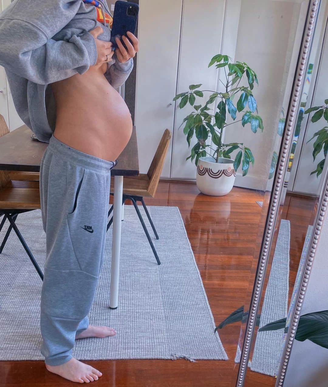 マッケンジー・ヴェガのインスタグラム：「34 weeks tomorrow!!!!  You guys, what an Absolute celebration of a Milestone.  Blair and I will be cheersin’ to this... 🥂  me with bubbly water 🍋🤫 Cheers to The Little kumquat that Could.」