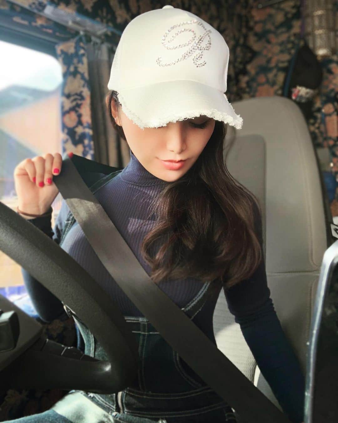 佐々木梨乃さんのインスタグラム写真 - (佐々木梨乃Instagram)「Put on your seat belt.  #楽しい毎日#旅が仕事 #on #off #切り替え #自分らしさの求め方 #方程式#自分ルール #運転席#車内#ひみつきち  #ドライブ #ドライブデート  #自分だけの1ページ  #ポートレート撮影  #愛用品 #radyキャップ  #サロペットコーデ #gyda  #楽しければよし#まずはトライ  #今日も元気に#行っちゃうよ」11月29日 12時40分 - sr8x4volvo