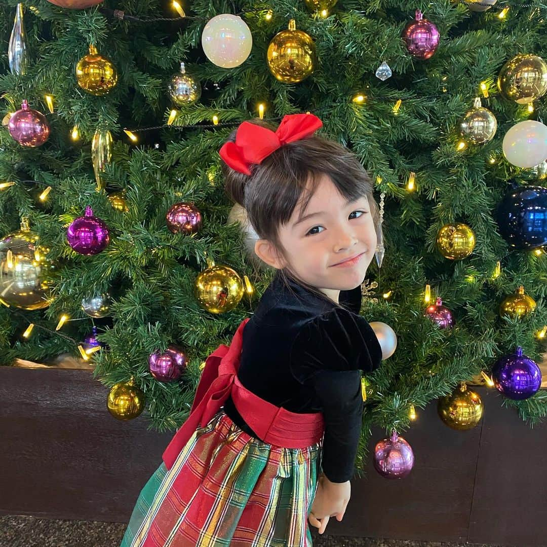 アレン明亜莉クレアさんのインスタグラム写真 - (アレン明亜莉クレアInstagram)「🎄 ・ クリスマスドレスがアメリカから届きました〜🎁 ・ ベロアで上品〜 クリスマスが待ち遠しいです〜 ・ ・ ・   #girlsmodel #5歳 #kidsmodel #子どものいる暮らし #女の子コーデ  #インスタキッズ #ig_baby #ig_kids #親バカ部  #ハーフキッズ #ママノワ #mixedkids #女の子モデル #ファッションモデル #おしゃれコーデ #おしゃれキッズ #mamanokoカメラ部 #instagram_kids #insta_kids #ベビフル #コズレ  #ママリ #キッズフォト  #メアリーちゃん #クリスマス #クリスマス2020」11月29日 12時41分 - mary.2015c