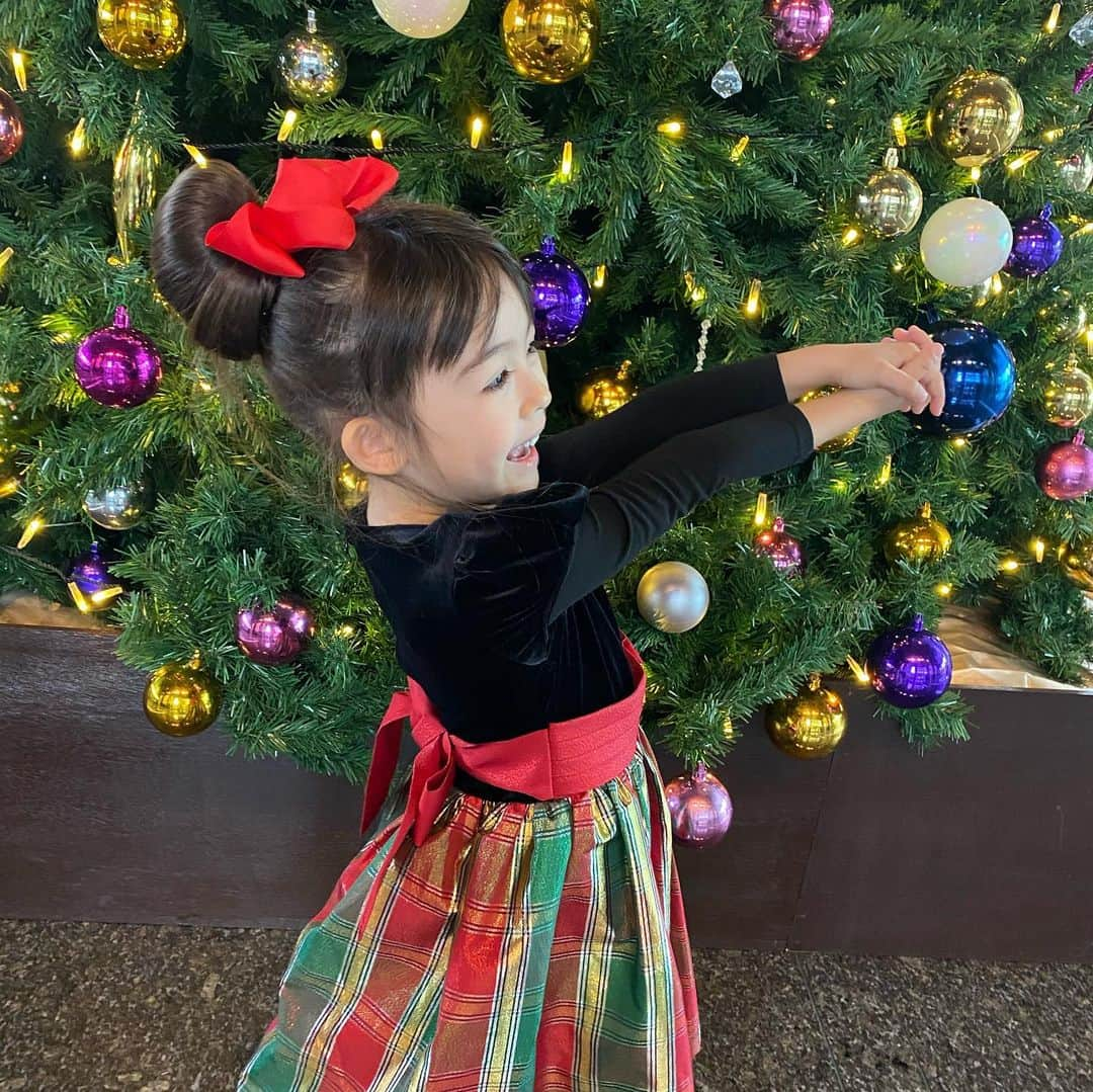 アレン明亜莉クレアさんのインスタグラム写真 - (アレン明亜莉クレアInstagram)「🎄 ・ クリスマスドレスがアメリカから届きました〜🎁 ・ ベロアで上品〜 クリスマスが待ち遠しいです〜 ・ ・ ・   #girlsmodel #5歳 #kidsmodel #子どものいる暮らし #女の子コーデ  #インスタキッズ #ig_baby #ig_kids #親バカ部  #ハーフキッズ #ママノワ #mixedkids #女の子モデル #ファッションモデル #おしゃれコーデ #おしゃれキッズ #mamanokoカメラ部 #instagram_kids #insta_kids #ベビフル #コズレ  #ママリ #キッズフォト  #メアリーちゃん #クリスマス #クリスマス2020」11月29日 12時41分 - mary.2015c