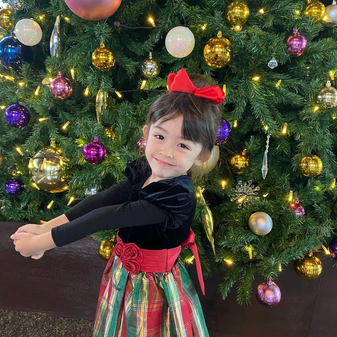 アレン明亜莉クレアさんのインスタグラム写真 - (アレン明亜莉クレアInstagram)「🎄 ・ クリスマスドレスがアメリカから届きました〜🎁 ・ ベロアで上品〜 クリスマスが待ち遠しいです〜 ・ ・ ・   #girlsmodel #5歳 #kidsmodel #子どものいる暮らし #女の子コーデ  #インスタキッズ #ig_baby #ig_kids #親バカ部  #ハーフキッズ #ママノワ #mixedkids #女の子モデル #ファッションモデル #おしゃれコーデ #おしゃれキッズ #mamanokoカメラ部 #instagram_kids #insta_kids #ベビフル #コズレ  #ママリ #キッズフォト  #メアリーちゃん #クリスマス #クリスマス2020」11月29日 12時41分 - mary.2015c