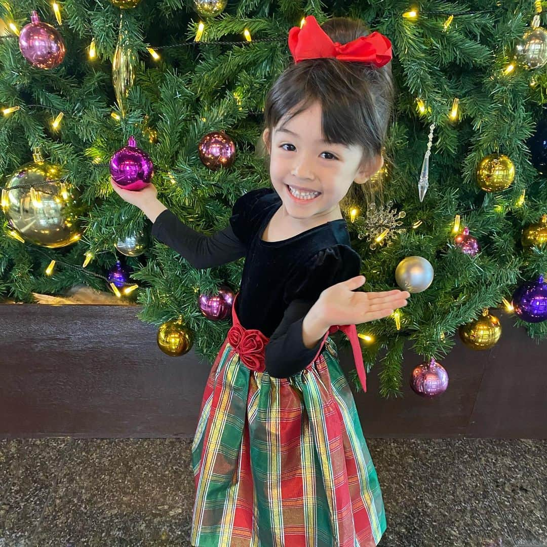 アレン明亜莉クレアさんのインスタグラム写真 - (アレン明亜莉クレアInstagram)「🎄 ・ クリスマスドレスがアメリカから届きました〜🎁 ・ ベロアで上品〜 クリスマスが待ち遠しいです〜 ・ ・ ・   #girlsmodel #5歳 #kidsmodel #子どものいる暮らし #女の子コーデ  #インスタキッズ #ig_baby #ig_kids #親バカ部  #ハーフキッズ #ママノワ #mixedkids #女の子モデル #ファッションモデル #おしゃれコーデ #おしゃれキッズ #mamanokoカメラ部 #instagram_kids #insta_kids #ベビフル #コズレ  #ママリ #キッズフォト  #メアリーちゃん #クリスマス #クリスマス2020」11月29日 12時41分 - mary.2015c