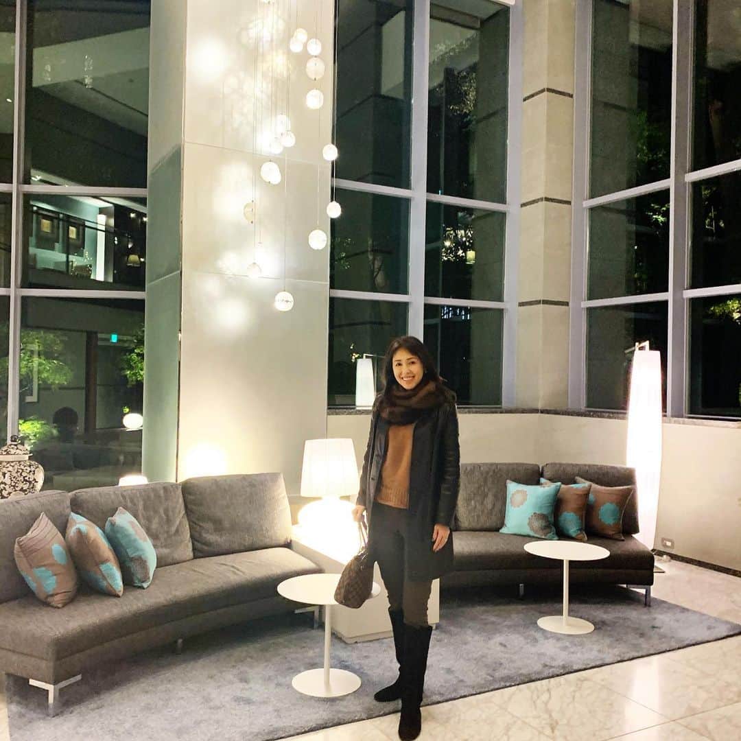 のインスタグラム：「知人のお嬢さまのお誕生日パーティーに、伺いました。 大豪邸！笑  I was invited to a birthday party of a daughter of my friend. Their apartment was super luxurious!!  @definebeautyjapan  @definebeauty @ディファインビューティ  #お出かけ #お誕生日 #楽しかった #ゴージャス #ファッション好き  #アラフィフコーデ #アラフィフ女子 #大人可愛い #今日のコーデ #大人スタイル #スナップミー #上品コーデ #キレイめコーデ #luxurylifestyle  #instapicture  #beauty  #beautiful  #fashionblog #fashionblogger #dailylook #tokyolife」