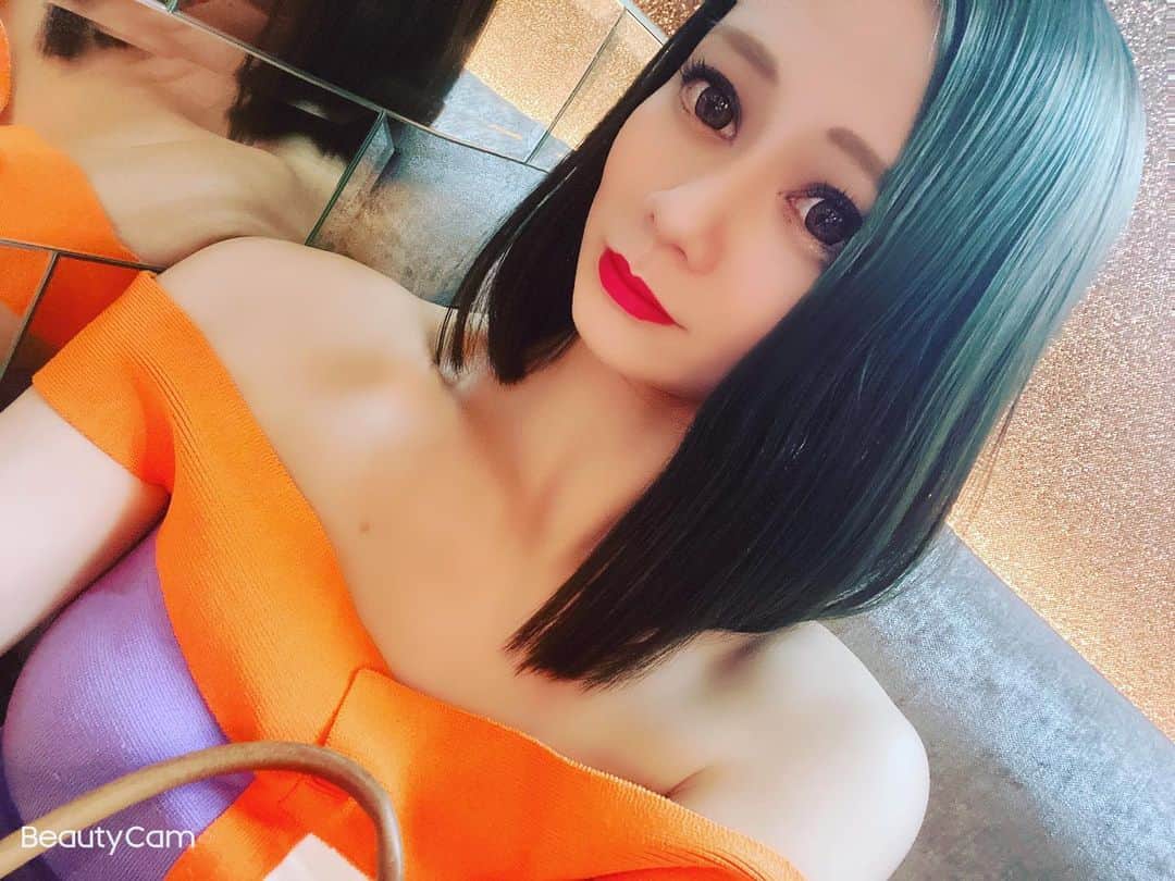 葉月るいさんのインスタグラム写真 - (葉月るいInstagram)「こんなに緑の髪の毛は 最初で最後だと思う🤣🤣  #名古屋#錦#サロンドゴールド#キャバクラ#キャバ嬢#葉月るい」11月29日 12時43分 - rui_dayooo