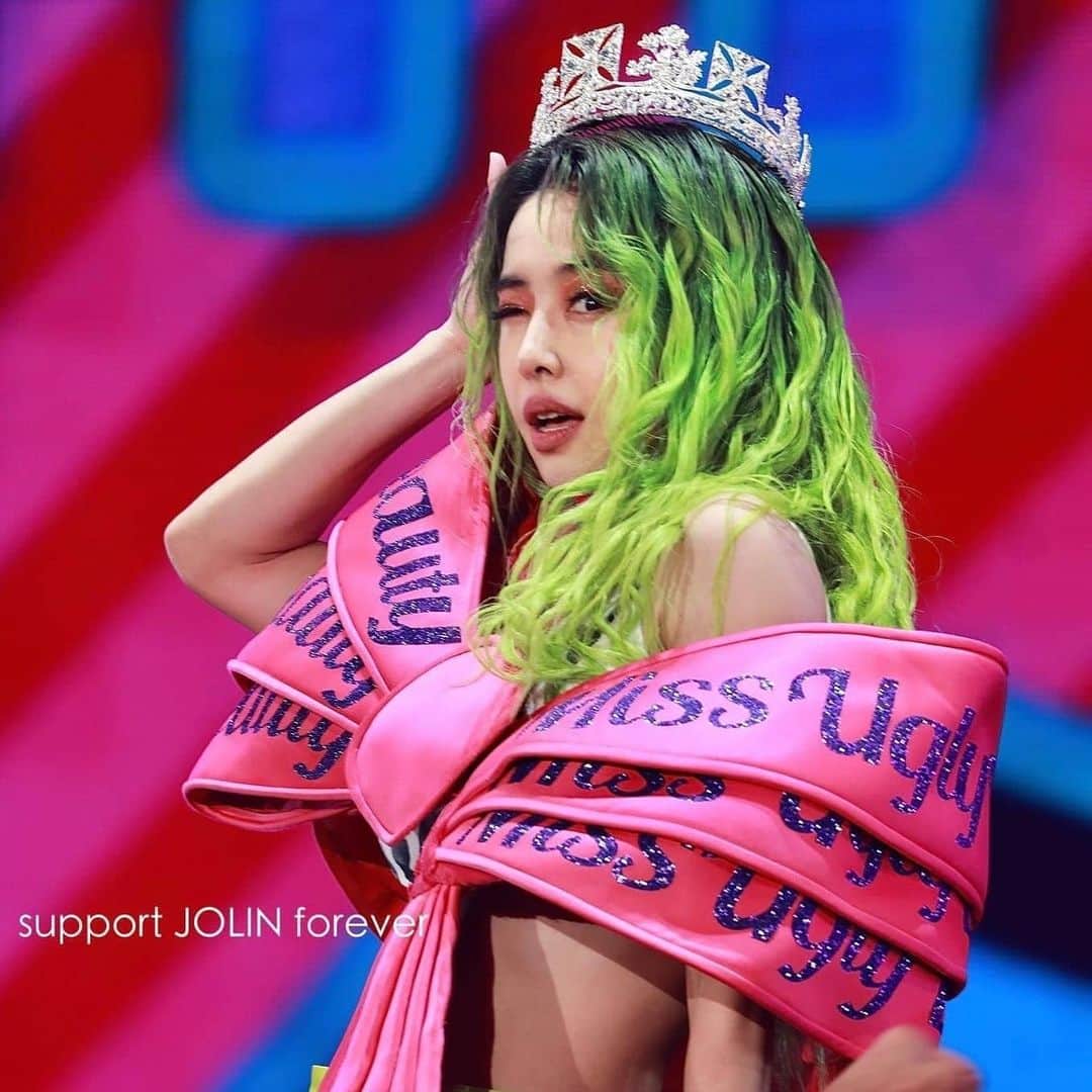 ジョリン・ツァイのインスタグラム：「🙃😁 #uglybeautyworldtour  #uglybeautytour高雄 #uglybeauty」