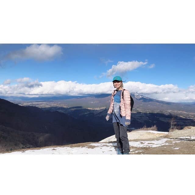 のインスタグラム：「山梨 日向山へ @orangebackpackers のみんなと⛰ ひなっち山にひなっちリーダーと🤞🏻🌞 . 10のカウントを数えながら 落ち葉でふかふかの道を登って 気温の変化を感じたり 途中小さなアラレが降ってきたり 楽しいメンバーと笑いながら登って 心も身体も浄化された⛰✨ . ただ装備が最弱だったことを痛感〜 こりゃ @mammut_japan ポチっちゃうな〜冬はアウターないとダメだ！笑 . #orangebackpackers  #mountain  #日向山 #登山部」