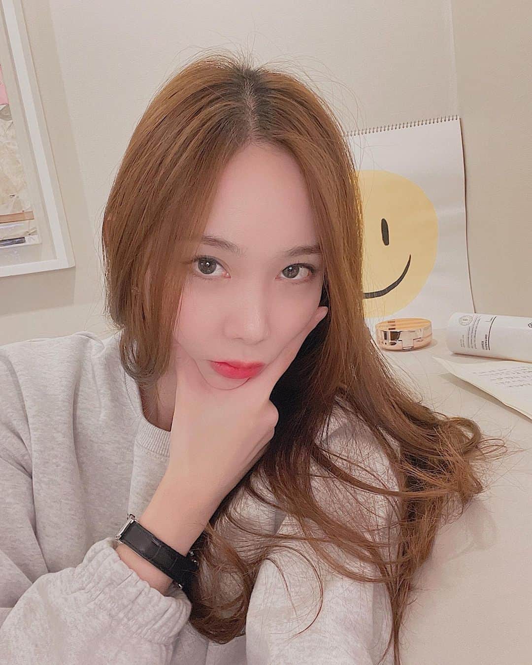 イユエリンのインスタグラム：「- Sunday  셀카는 이제 어색해😒🤔 지울까?」