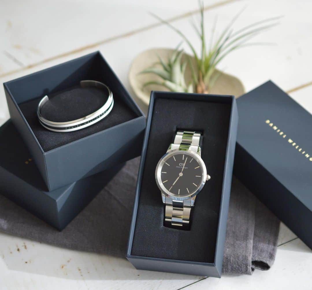 yukiyoのインスタグラム：「* ・ @danielwellington さんの時計のご紹介です。 ・ ・ 文字盤大きめでブラックが締まるでこの時計 男女問わず使えるからうちは2人で兼用してます。 ・ ダニエルウェリントンさんでは このかっこいい時計やアクセサリー、 その他素敵な新作が沢山登場しています。 ・ ブラックフライデーでお得に購入できるチャンス☆ ・ ・ クリスマスプレゼントに 自分へのご褒美に 気になってた方是非チェックしてみて下さい ・ ・ 以下キャンペーンご紹介です。 ・ ・ ＊＊＊＊＊ ・ ブラックフライデーキャンペーンお得な情報をお知らせ☟ ・ ＊2020年最大のDW Black Fridayセールは11月20日～30日まで期間限定実施中！ ・ ＊公式サイトwww.danielwellington.com/jpやDW直営店舗にて最大50％OFF！ ・ ＊15％OFFクーポンコードでさらにお得！ ・ クーポンコード : yukiyo です。 良かったら使って下さい。 ・ ・  #DWブラックフライデー #danielwellington #ダニエルウェリントン」