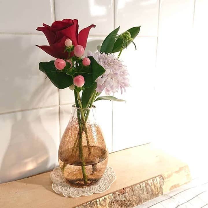 Bloomee LIFEさんのインスタグラム写真 - (Bloomee LIFEInstagram)「旬のお花をお部屋に飾って⠀ 彩りのある暮らしを💐⠀ ⠀ 赤いバラの花言葉は「情熱」「愛情」で⠀ 一輪でも存在感が抜群なお花です🌹⠀ ⠀ お部屋に飾ると⠀ シックで落ち着きのある空間にしてくれます✨⠀ ⠀ 花瓶に飾ってしばらく楽しんだら⠀ ドライフラワーにしても◎⠀ ⠀ @shizusa.iroatsume さんのお写真⠀ ⠀ ------------⠀ ✨クリスマス限定アイテム販売中✨⠀ 全国一律送料無料🚚⠀ 飾るだけで、おうちにクリスマスがやってくる🌹⠀ リースやスワッグなど、⠀ 今だけ限定のクリスマスデコレーションがたくさん！⠀ ⠀ 詳しくは、ハイライトの「クリスマス🎄」をチェック！⠀ ------------⠀ ⠀ #bloomeelife#ブルーミーライフ#お花の定期便#プチブーケ#サブスク#花のある生活#花好きな人と繋がりたい#おうち時間#花部#花写真#花が好き#花を飾る#暮らしを楽しむ#日々の暮らし#丁寧な暮らし#日々#お花のある暮らし#素敵な休日#暮らしを整える#くらしのきほん#日々の暮らしを楽しむ#丁寧に暮らす#おうち時間#インテリアフラワー#ナチュラルインテリア#豊かな暮らし #花のある暮らし」11月29日 12時58分 - bloomee