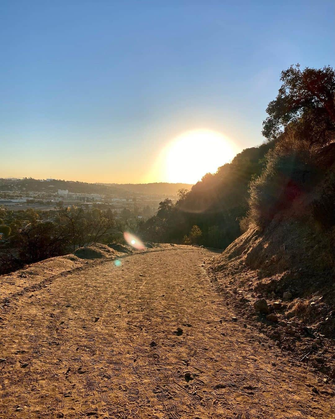 キャサリン・マクナマラさんのインスタグラム写真 - (キャサリン・マクナマラInstagram)「Brisk, bright, and beautiful. ⛰🌞 Nothing like an early morning hike...」11月29日 12時59分 - kat.mcnamara