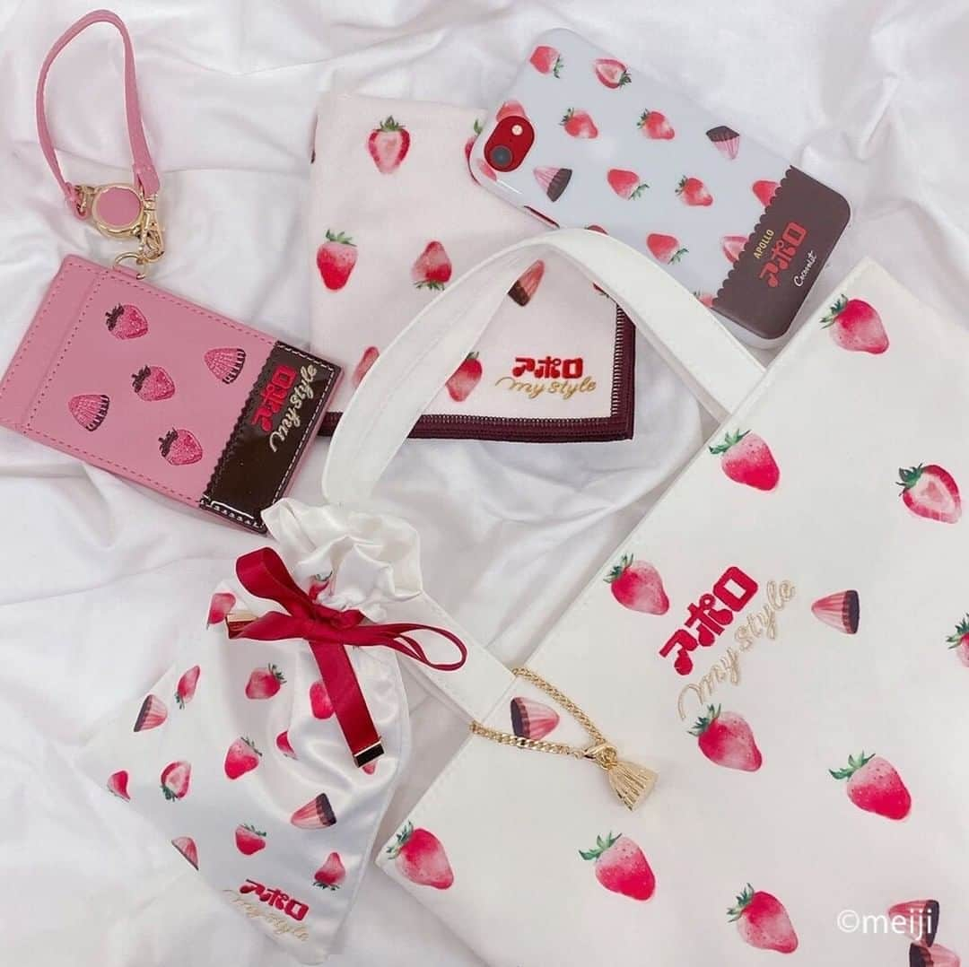 Cocoonistのインスタグラム：「アポロマイスタイルがプリントされた可愛らしいミニトートバッグ🍓🍫 近所へのお出かけ時やランチバッグとして学校やオフィスに持っていくのがおすすめです☘ 同シリーズには、毎日使うiPhoneケースやパスケース、コスメの持ち歩きに便利な巾着ポーチなどがラインナップ😘 バッグの中身もアポロ、アポロマイスタイル柄のアイテムで揃えませんか？ 気になるアイテムがあった方は、ぜひチェックしてみてくださいね✨ ・ #Cocoonist #コクーニスト」