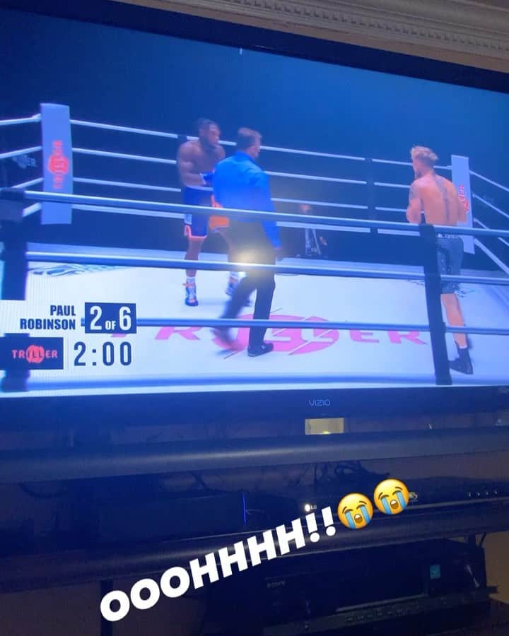 Reggie COUZのインスタグラム：「DANGG! 😭😭 Get up my boy 😩😩」