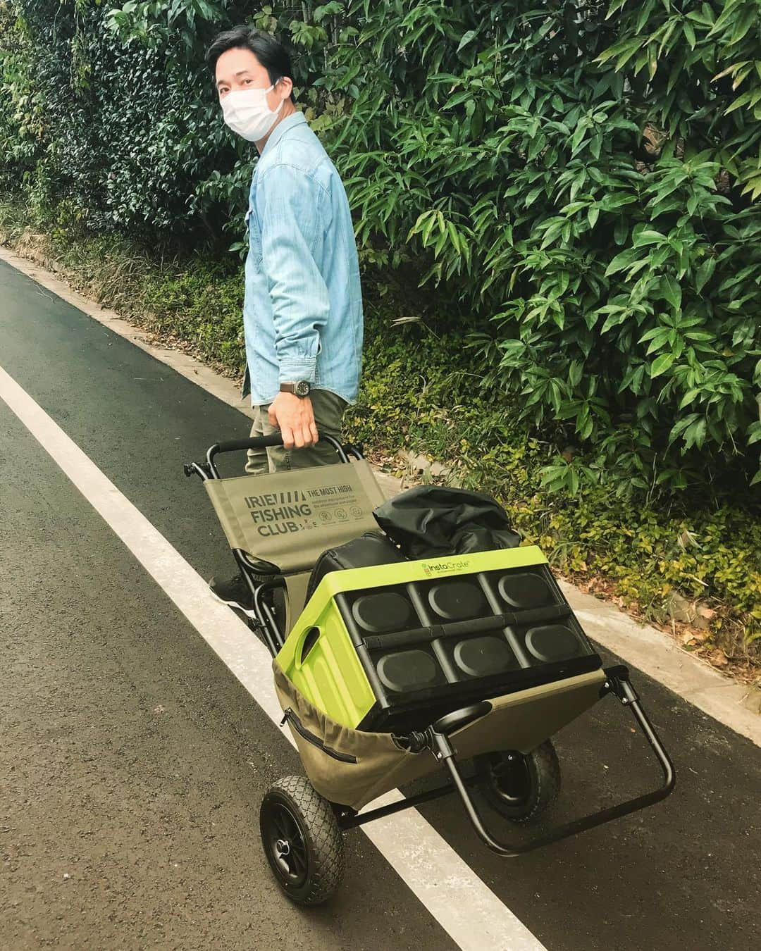 井手大介さんのインスタグラム写真 - (井手大介Instagram)「BBQ準備。手で運ぶのがしんどい荷物の時はこのカートになるCAPのバギーチェアがとても便利！椅子にした時は日除けもついてる。  #CAP #BUGGYCHAIR #バギーチェア #iriefishingclub #重い荷物」11月29日 13時12分 - daiskeide