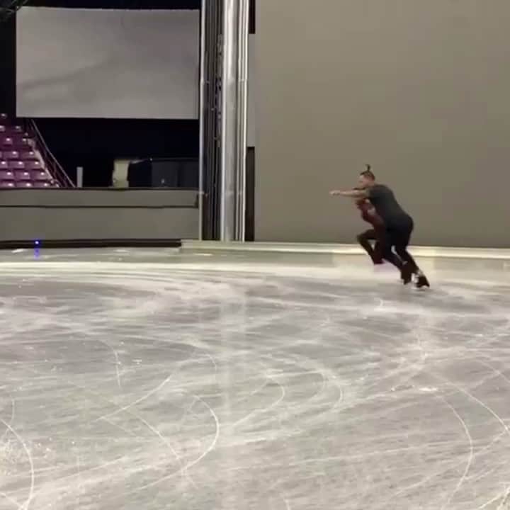 ヴァネッサ・ジェームスのインスタグラム：「The reality of figure skating... you always see the finished product! We show off everything when it’s all been fine tuned and perfected to a tee. Behind the scenes you have to work with and overcome the good, the bad and the ugly.  It definitely takes a lot of trust in your partner and in yourself! (That goes for both the guy and the girl) Here is a twist gone a “little” wrong but Akim had GREAT reflexes and was able to slow down and break my fall by catching me with his left arm under my right arm. 🙌🏾💪🏾🔥  Check out the big smile at the end too! This guy never ceases to amaze me!!   We went right back and did it again btw! 😉  #pairstrong #superman」