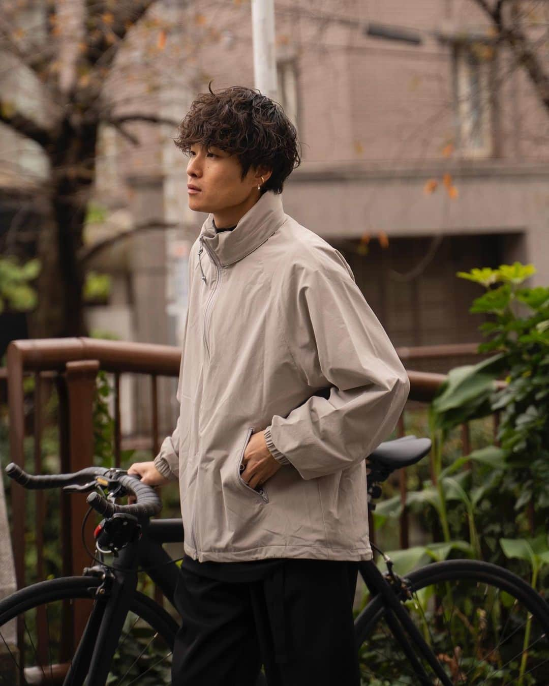 Ryoさんのインスタグラム写真 - (RyoInstagram)「ㅤㅤㅤㅤㅤㅤㅤㅤㅤㅤㅤㅤㅤㅤㅤㅤㅤㅤㅤㅤㅤㅤㅤㅤㅤㅤ -Recommended items- ㅤㅤㅤㅤㅤㅤㅤㅤㅤㅤㅤㅤㅤ @i_1ldk WIND BREAKER マットな表情のダブルクロスソフトシェルを使用し、収納式フードを搭載したウインドブレーカー。 撥水性も兼ね備えているため雨風をしのぐことが可能です。 また、腹部のポケットはパッカブル仕様でコンパクトに持ち運ぶことができます。 冬はインナーとしても活躍してくれますね！☺️ ㅤㅤㅤㅤㅤㅤㅤㅤㅤㅤㅤㅤㅤ 168cm/size2 ㅤㅤㅤㅤㅤㅤㅤㅤㅤㅤㅤㅤㅤ #plus81」11月29日 13時15分 - ryo__takashima