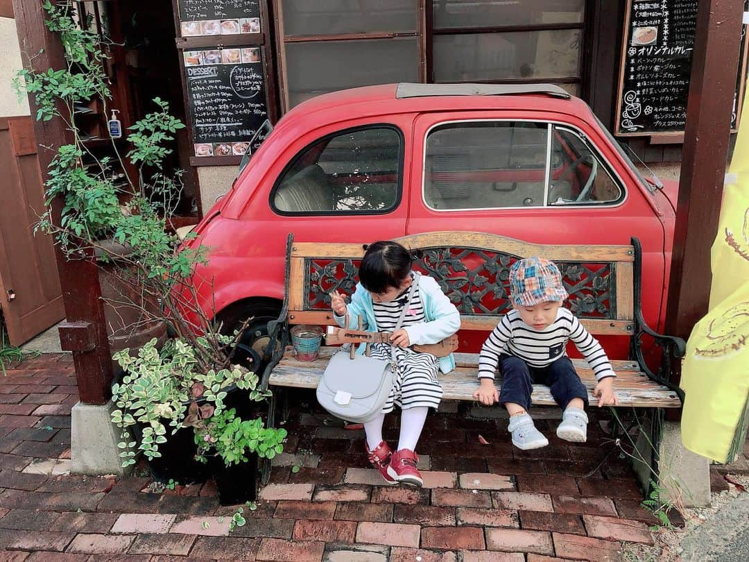 空さやかさんのインスタグラム写真 - (空さやかInstagram)「💎 愛生ちゃん👧4歳半になりました。 最近は成長がめざましく手がかからなくなってきたり 弟の面倒を積極的に見てくれてたりすることが感動😭 * 見た目は小柄なほうでまだ14.4kg。 3歳児の平均ちょいくらい。  運動系よりも頭脳系の方に長けてて 知らないことを知れる喜びがすごいから お勉強が大好き🤣 手先を使う細かい作業も好きだから お料理、裁縫、お絵かき、製作が大好き。  言葉も達者で 大人と話してるみたいに会話してくる😆 知らないことに出会うと 「ママ！○○ってなにー？！」って追求がすごい。  赤ちゃん扱いされるのが嫌いで 「あお、おねえさんだよ！」って お姉さん扱いしてほしがる🤣 * でもまだまだ甘えたくて裏腹。 幼稚園では自分のことは全て自分でやってるらしいけど 家では結構「ママ、やってー！」多発w そして 赤ちゃんの頃ママしか受け付けなかった ママっ子ぶりは変わってなくて 今でも不動の一位をキープさせてもらってます🙏💕 * 幼稚園に行き始めてからは 日々メキメキと精神的に成長していってる。 家族と離れて暮らす時間や社会を受け入れてる。 幼稚園でどんなふうに過ごしてるのか 覗き穴からずっと見てたいくらい😅  幼稚園での出来事を聞くと愛生は結構話してくれるほうみたいだから 幼稚園ママたちから情報くれてありがとうって言われてる🤣 みんな気になるよね〜🥺  我が子の成長は嬉しくもあり寂しくもあり😢 もうこんな姿、来年には見れないんやろな... って思うとほんとに貴重な今しかない時間。 映像と記憶にがっつり残していきたい。 * * 愛生とは、ずっと親友みたいな関係でいたいな👩‍👧 今はまだ親として教えてあげなきゃいけないことたくさんあるけど もっと愛生が大きくなったら 偉ぶることなく いけてない自分も見せ合って 自立しあった上で 横に並んで支え合える関係。 それがわたしの目指す娘との関係性💕  とか言っててめっちゃ嫌われてる未来やったら泣くわ😭 * * とにかく笑 娘の生きていく一歩一歩を フルサポート体制で共に生きていきたい✨ * 「ママ〜♡だーいすき♡」っていつまで言ってくれるかな🥺 「ママのどこがすきなの？」って聞くと 「かわいいところ♡」っていつまでも言ってもらえるように 年を重ねても可愛らしさを忘れず(笑) わたしもキラキラと毎日を楽しんでいこうと思います💎✨ * * #長女 #4歳半 #5月うまれ #4歳になってからの成長がめざましい #いつもありがとう❤️」11月29日 13時17分 - sky_sayaka