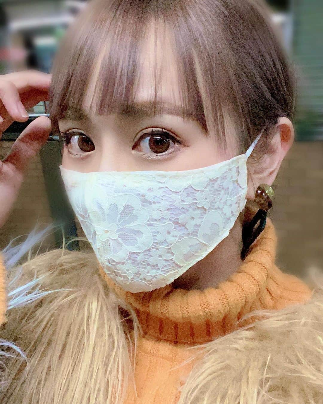 日向カンナさんのインスタグラム写真 - (日向カンナInstagram)「前髪ぱっつんにしました✂︎ （ビビってオン眉はやめちゃいましたが。。くぅぅ〜!） ぱっつん派の方がDMで多かったので、久しぶりに短めです🤲 髪色も少〜しパープルが混ざったベージュ👩🏻‍🦰♪ ・ で、で、でも、、、後ろ髪は勇気が出ずに実は残ってるんです😉 皆さんからショートを褒めていただいたのに、実は残してます。。 てへ。 ばっさりショートは、もう少〜し先にやろうと思います👶✨✨ ・ とりあえず、19歳以来人生で1番髪を伸ばしてるんじゃないかな❓ 伸ばしたい願望はそこまでないのですが、何処まで行けるか試してるところです😂 ・ さあ、今日は大輔お兄さんの#おじ万博パフォーマンス で審査員で参加させていただきます💃✨✨ 皆さんも15:00〜集合して、配信一緒に楽しみましょう♪ ・ #ヘアアレンジ #ヘアカラー #ヘアスタイル #ヘア #イメチェン #ぱっつん前髪 #ヘアモデル #ヘアモデル募集 #ヘアカラートレンド #ブリーチカラー #ベージュカラー #大人カジュアル #大人可愛い #大人ファッション #大人女子 #大人ショート #エンタメ #日向カンナ #ナチュラルメイク #コスプレ #おじ万博パフォーマンス #秋コーデ #オレンジ #オレンジカラー」11月29日 13時18分 - kanna_hinata