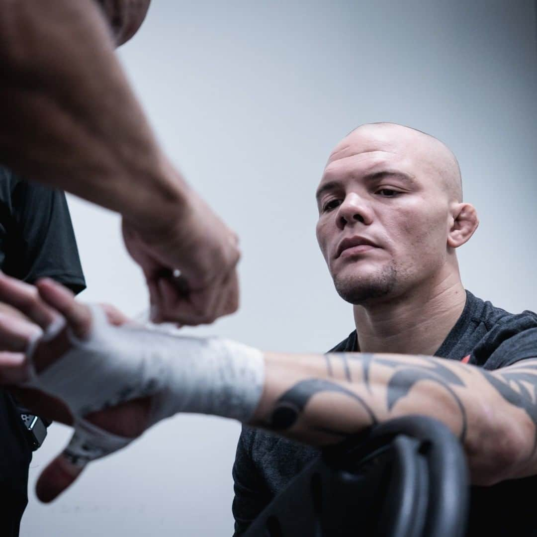 UFCさんのインスタグラム写真 - (UFCInstagram)「Stone cold 🥶 @LionheartASmith isn't playing tonight.   [ #UFCVegas15  We're LIVE on ESPN & #ESPNPlus ]」11月29日 13時30分 - ufc