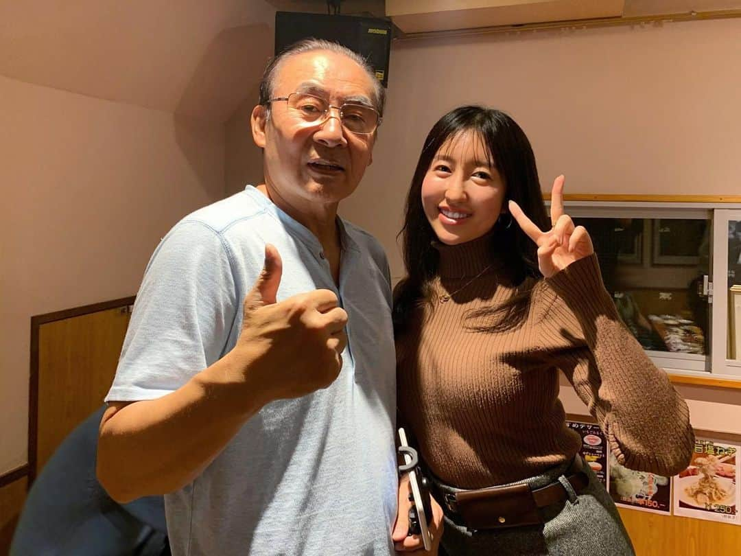 井上茉倫（月神まりな）さんのインスタグラム写真 - (井上茉倫（月神まりな）Instagram)「先日 ポスター貼って頂いている人気予約困難店 本とさやさんに とある方のお誘いで ご挨拶兼ねてお邪魔させて頂きました✨  大切な空間に混ぜて頂き ずっと好きな方と乾杯もできたこと メチャ嬉しかった〜☺️💓  皆さんありがとうございました🙌🏻💖  帰りにユニークな本とさや三浦社長と記念写真✌🏻」11月29日 13時24分 - inoue_marin